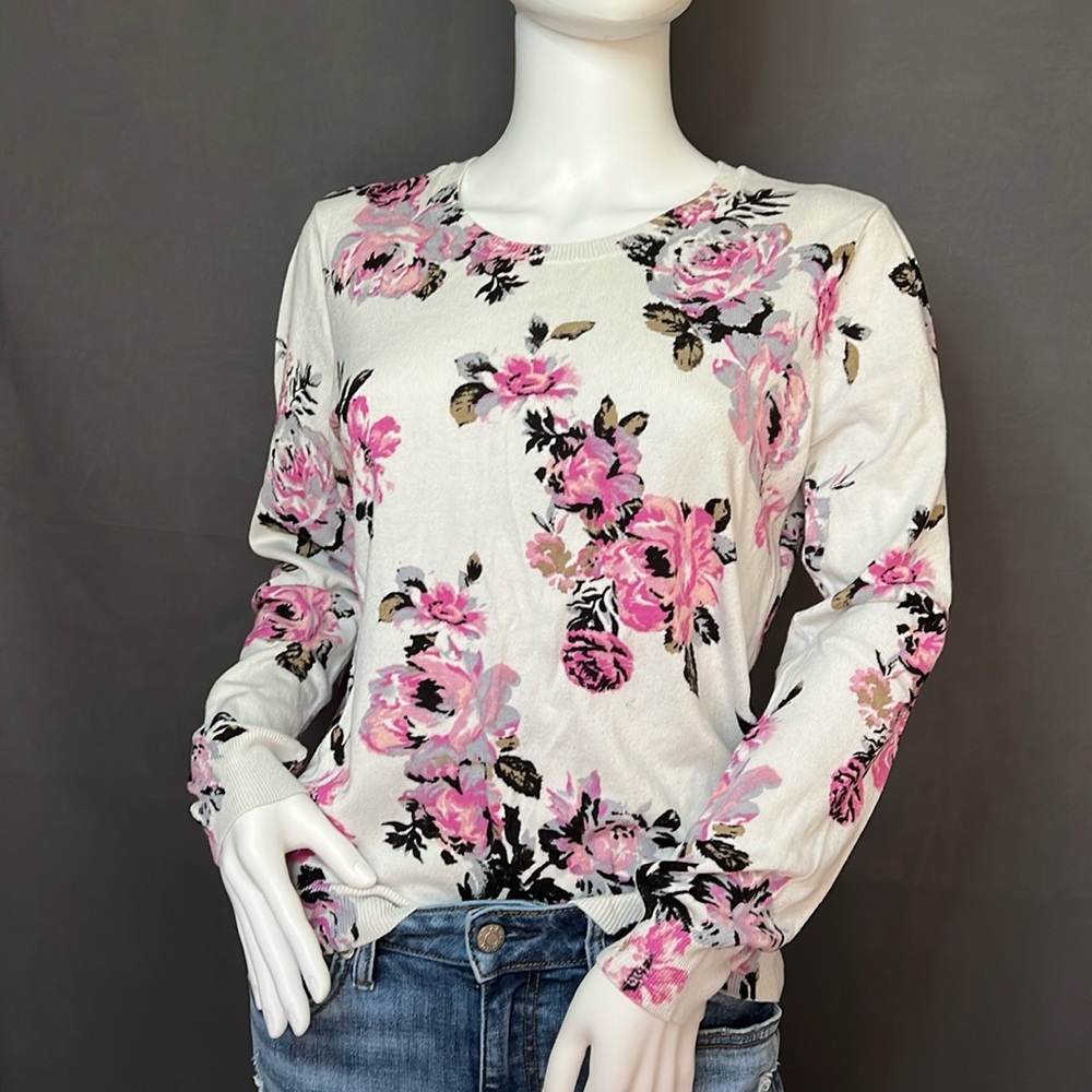 Daniel Rainn “M” floral and super comfortable long sleeve